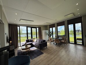 Unclassified image, 5 of 18, button - Modern chalet with exceptional lake and river views, private garden and fenced p (Kampen)
