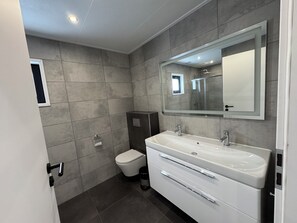 Unclassified image, 4 of 18, button - Modern chalet with exceptional lake and river views, private garden and fenced p (Kampen)