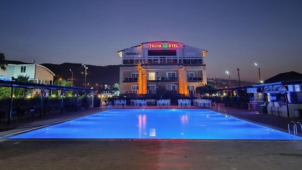 A hotel with a swimming pool, a restaurant, and a bar area. - Truva Life Hotel (Samandagi)