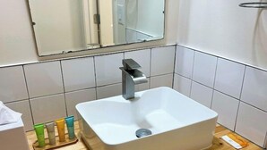 Bathroom - Sawmill Inn (Hennessey)