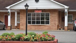 Exterior - Luxor Inn & Suites (Elkins)