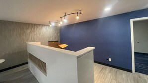 Lobby - Luxor Inn & Suites (Elkins)