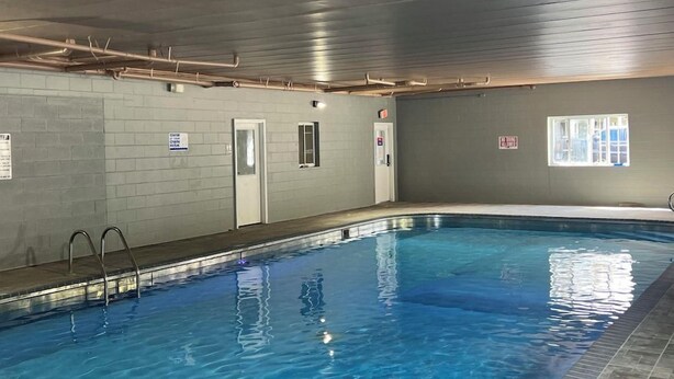 Pool - Luxor Inn & Suites (Elkins)