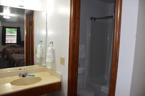 Bathroom - Luxor Inn & Suites (Elkins)