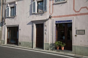 A building with a sign reading 'LE CANNELLE' indicating a business establishment.