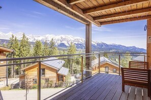 A wooden cabin with a balcony overlooking a mountainous landscape. - Cabin in Pichl near Schladming with sauna (Pichl bei Schladming)
