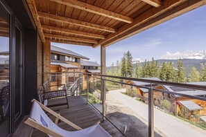 A wooden balcony with a view of a mountain landscape. - Cabin in Pichl near Schladming with sauna (Pichl bei Schladming)