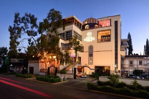 Un hôtel doté d’un dôme imposant et d’une enseigne indiquant qu’il appartient à la chaîne Marriott.