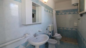 A bathroom with a sink, bidet, toilet, and a mirror. - Villa 'Stella' with Sea View, Wi-Fi and Air Conditioning (Torre Vado)