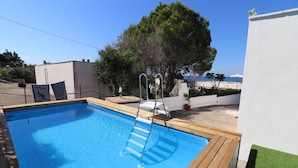A swimming pool with a wooden deck and a metal ladder. - Villa 'Stella' with Sea View, Wi-Fi and Air Conditioning (Torre Vado)