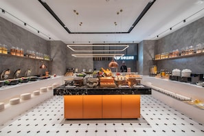 Ein modernes Frühstücksbuffet mit einer zentralen Insellösung, Regalen für Speisen und einem klaren, zeitgemäßen Design.