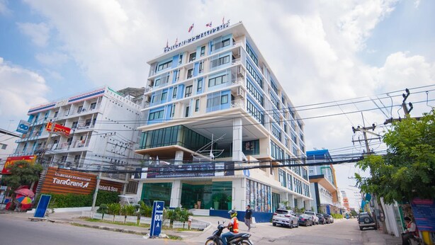A multi-story hotel with a modern design, featuring balconies and large windows. - Taragrand Donmuang Airport Hotel (Thanyaburi)