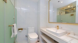 A modern bathroom with a toilet, sink, and shower. - 7 Days Premium Hotel (Chongqing)