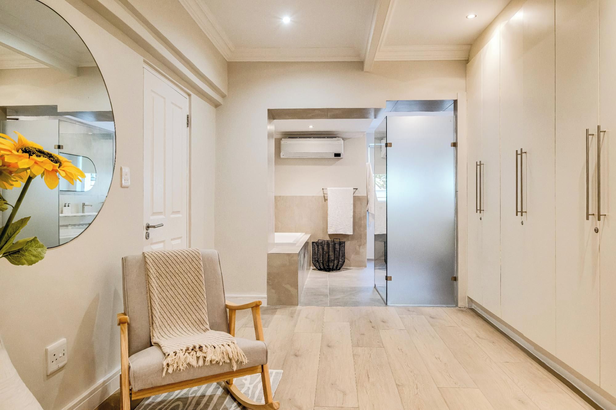 Une salle de bain moderne avec une baignoire, un porte-serviettes et un miroir.