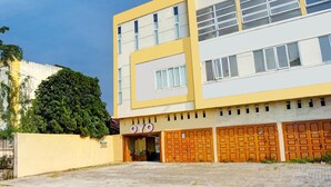 Unclassified image, 2 of 28, button - Super OYO 93930 The Sunny Inn (Medan)