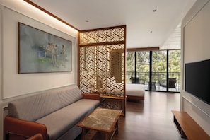 Una sala de estar moderna con un sofá, una mesita de centro, un cuadro grande, un separador decorativo y un balcón con muebles de exterior.