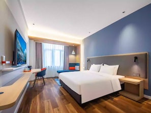 A modern hotel room with a large bed, a desk, and a chair. - Holiday Inn Express Jurong Xianlin (Zhenjiang)