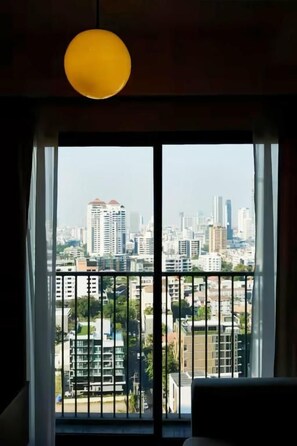 Una habitación con un ventanal que ofrece vistas a la ciudad.