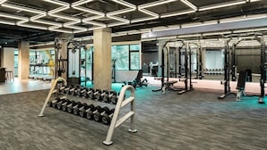 A gym with weightlifting equipment, dumbbells, and exercise machines. - Shenzhen Innogym Hotel (Shenzhen)