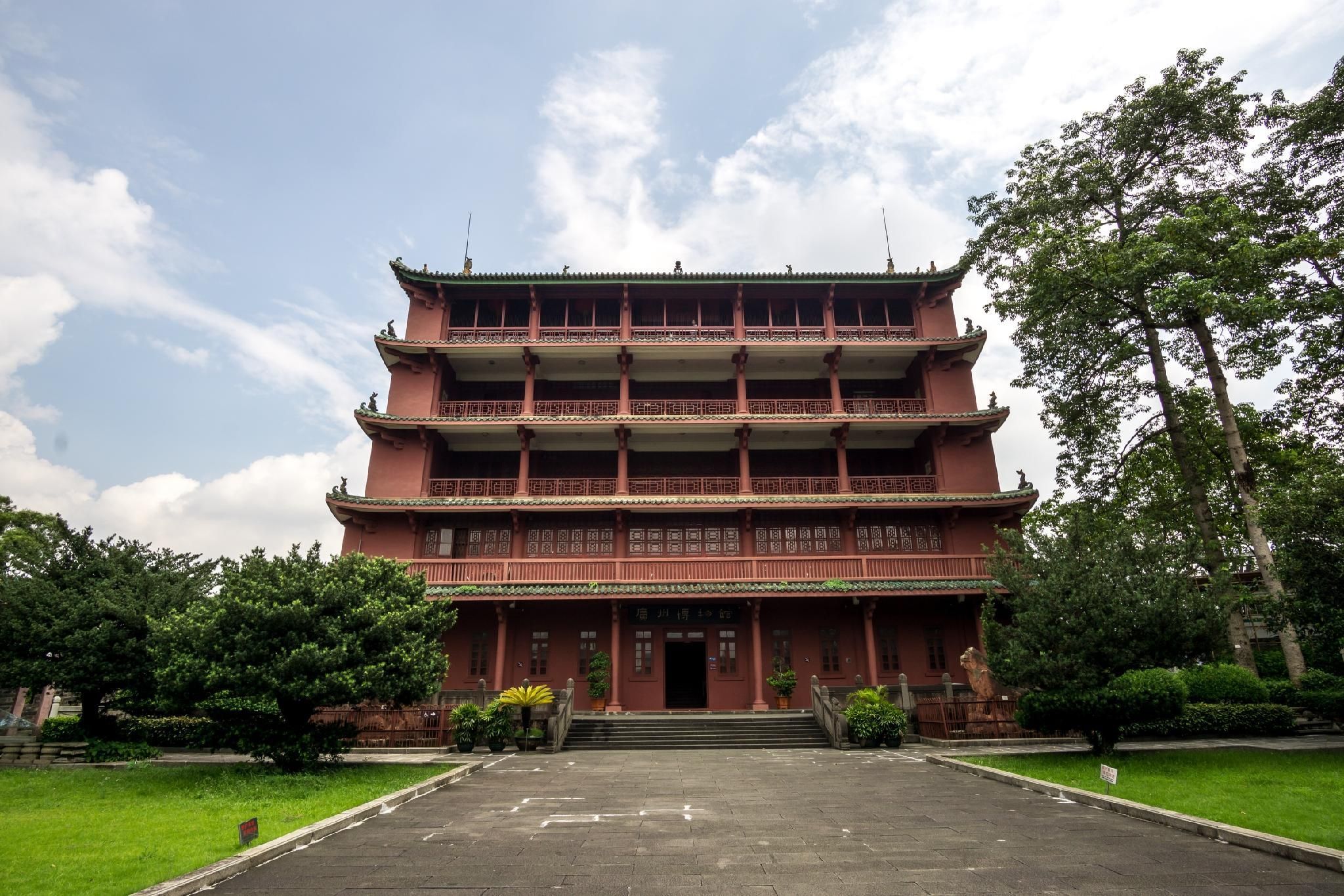 Un bâtiment traditionnel à plusieurs étages, doté d’une façade symétrique, de nombreux balcons et d’une entrée centrale.