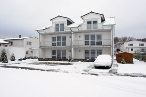 Un edificio residenziale a più piani con un balcone al secondo piano.