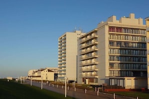A multi-story hotel with balconies, a flat roof, and a clear sky. - Kaiserhof 002 Reinke am Strand (Norderney)