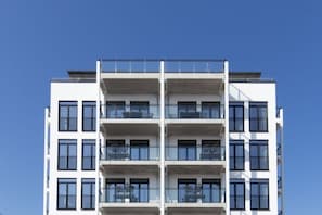 A multi-story building with balconies and windows. - Holiday apartment with 1 bedroom (Lübeck Travemünde)