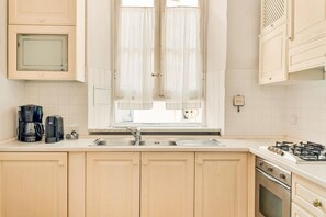 A kitchen with a window, a sink, a stove, and cabinets. - [Corte House] 5Terre-Near the station (La Spezia)
