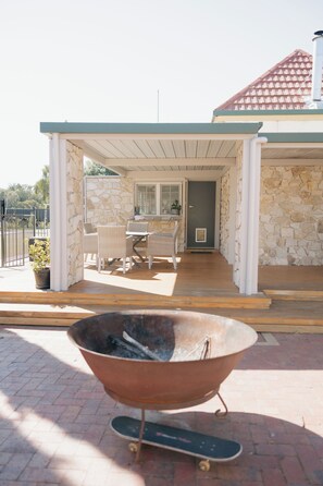 Outdoor dining - Spacious, family friendly, huge pool and playground (Moonta)