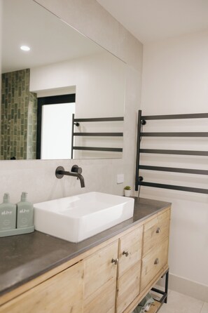 Bathroom - Spacious, family friendly, huge pool and playground (Moonta)