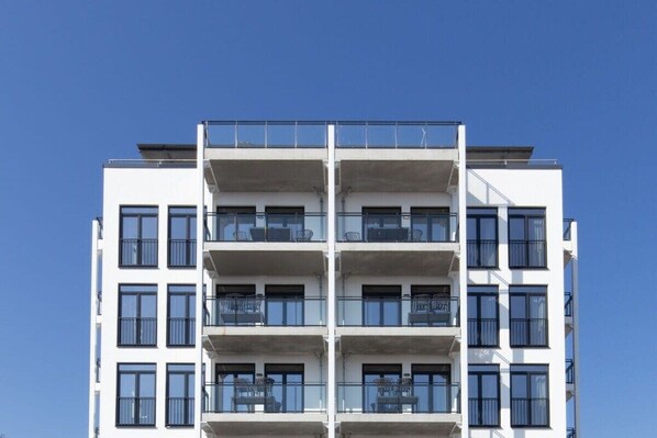 A multi-story building with balconies and windows. - Holiday apartment with 1 bedroom (Lübeck Travemünde)
