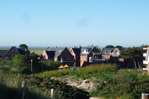 A row of houses with a grassy area in the foreground. - Holiday apartment with 2 bedrooms (Wangerooge)