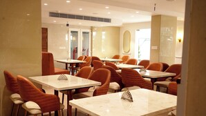 Dining - Hotel Hyden Park (Kochi)