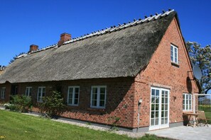 A traditional brick house with a thatched roof and white-framed windows. - Old Shoemaker's House (Stenderup bei Gelting)
