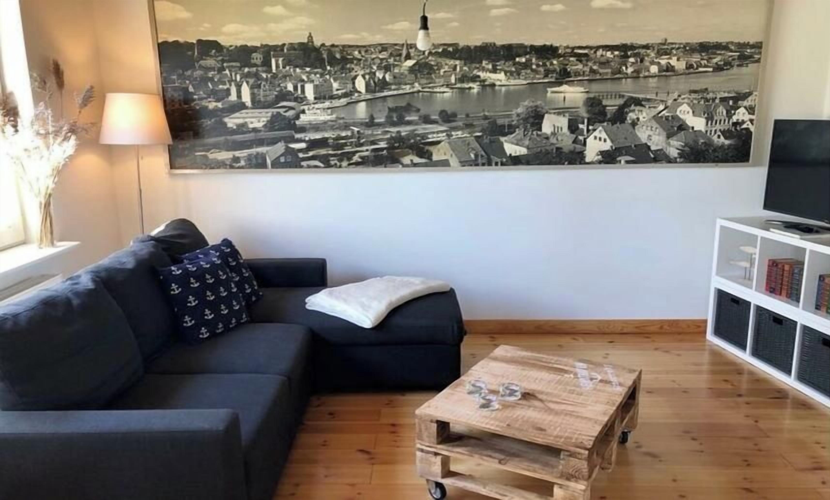 Ein Wohnzimmer mit einer Couch, einem Couchtisch und einem Bücherregal.