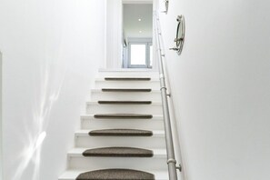 A staircase with a metal handrail and woven steps. - Baltic Sea holiday home Scharbeutz (Scharbeutz)