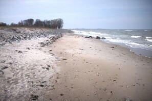 A beach with a rocky shoreline and waves. - Swallow's nest upper floor (Maasholm)