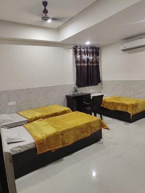 Habitación triple básica (Non-AC) | Ropa de cama