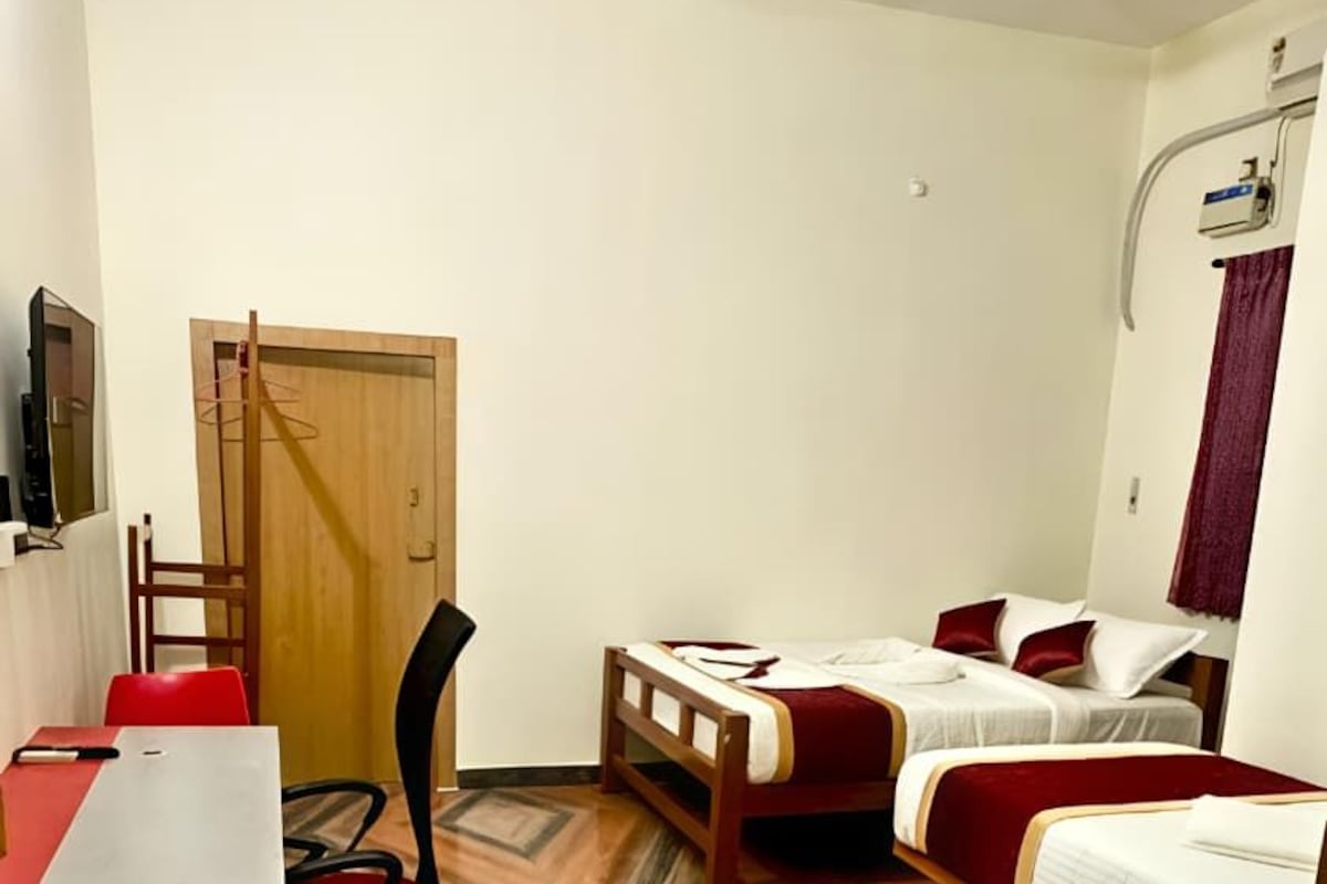 Classic Triple Room | Desk, laptop workspace, WiFi (free), bed sheets