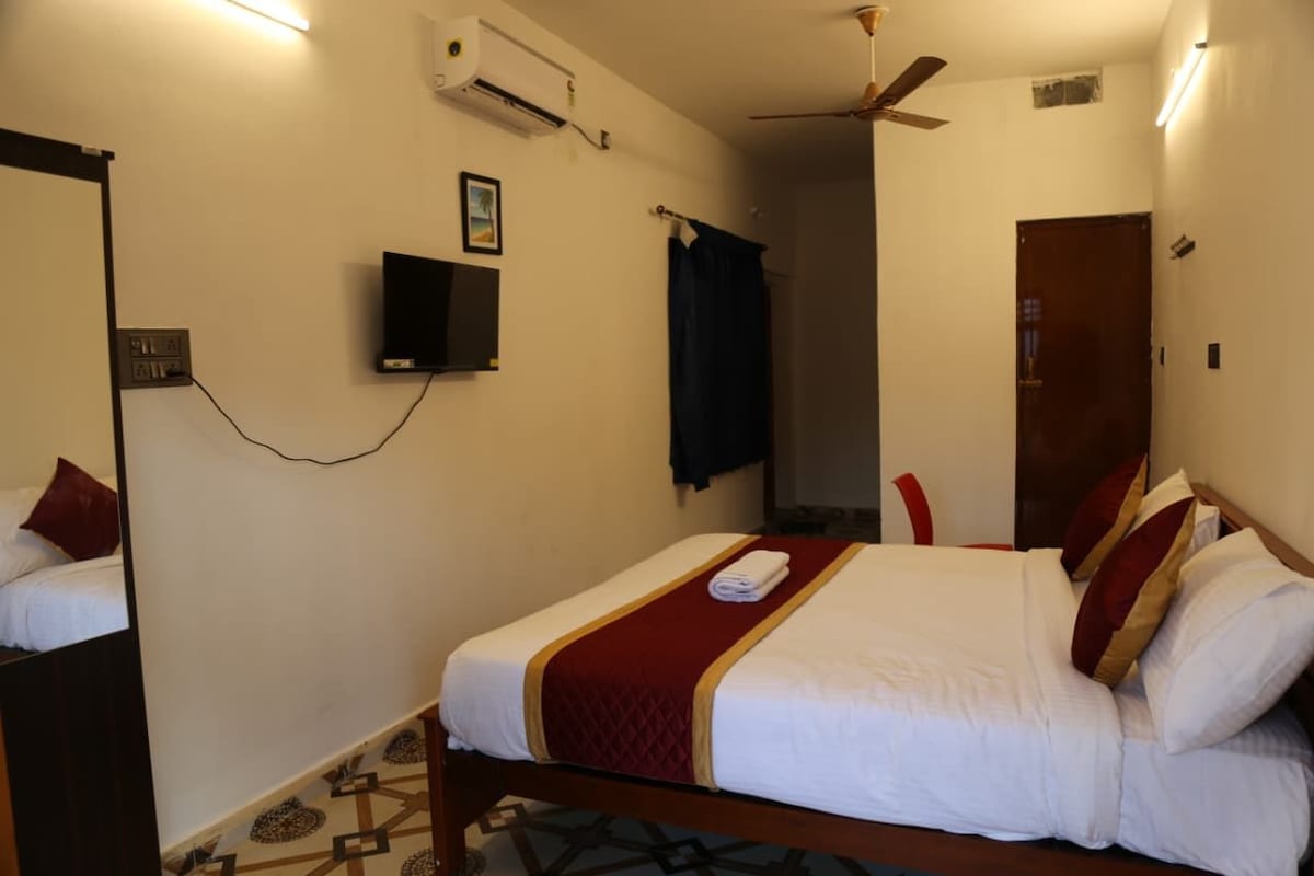 Deluxe Room | Desk, laptop workspace, WiFi (free), bed sheets