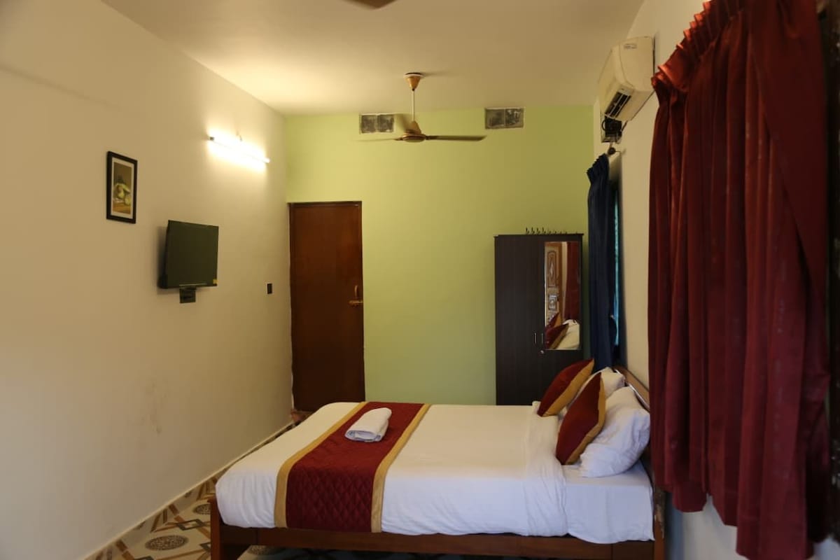 Luxury Room | Desk, laptop workspace, WiFi (free), bed sheets