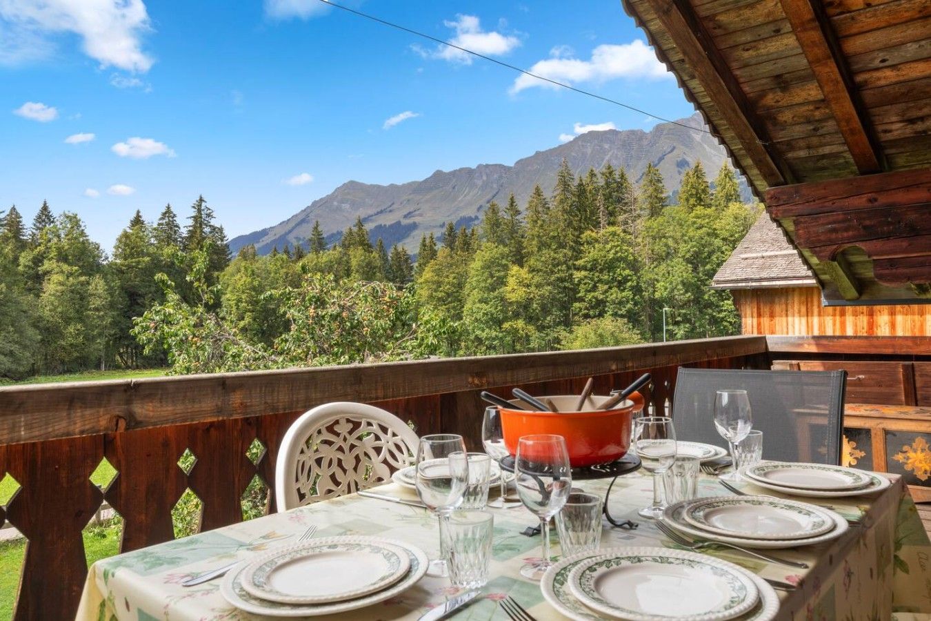 Mesa lista para comer con vista a la montaña.