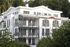 A multi-story building with balconies and large windows. - Villa Louisa 52 - Seahorse (Ostseebad Sellin)