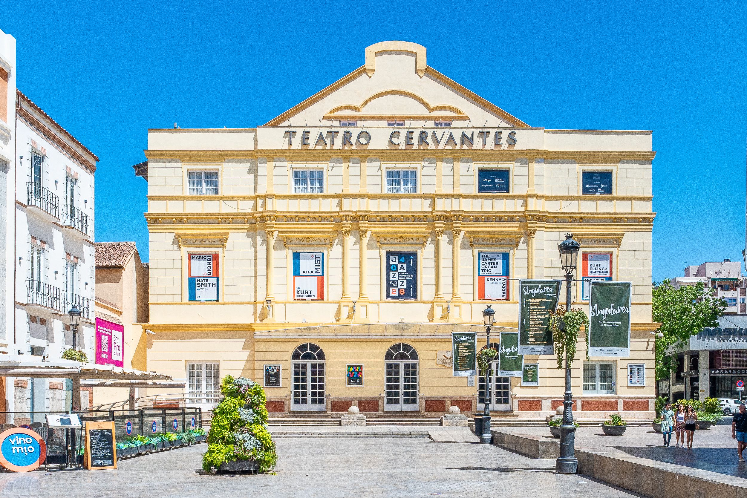 Un edifici amb un cartell que diu 'TEATRO CERVANTES', que indica un teatre.