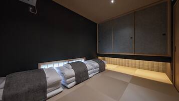 Une pièce comprenant un lit, une table de massage et une grande porte coulissante.