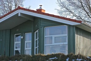 A green building with a red roof, two windows, and a chimney. - Marina Hülsen - Skipper Lodge South (Kosel)