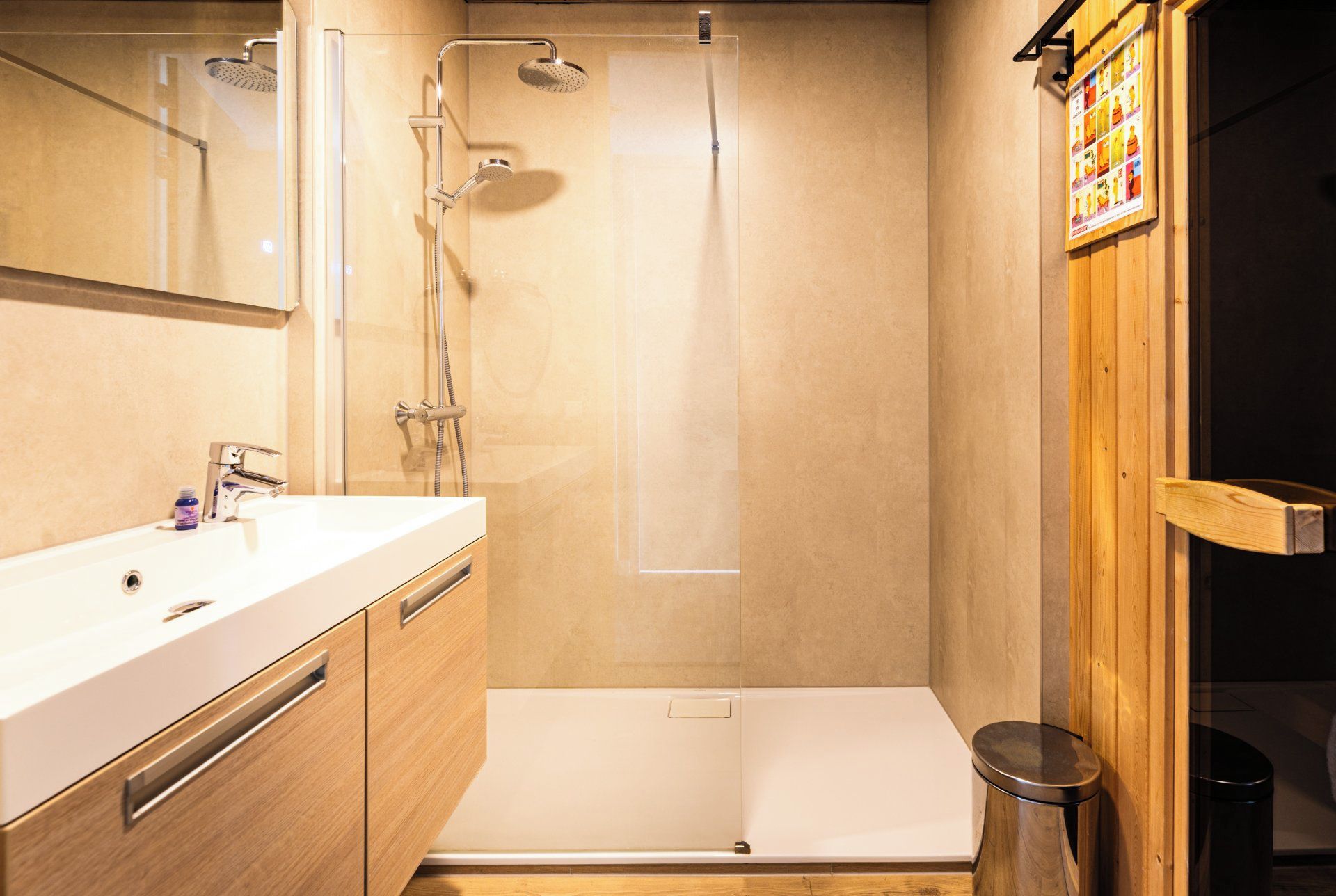 Une salle de bain moderne équipée d’une douche, d’un lavabo et de toilettes.