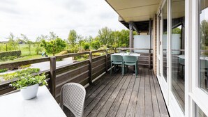 Outdoor dining - Enjoy a wonderful stay in this Wellness Apartment with private sauna with 6 people. (Midsland)