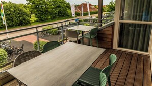 Outdoor dining - This beautiful apartment is ideal for a stay with friends or with the whole family. The space of this apartment gives you and your company enough freedom for a pleasant stay. (Midsland)