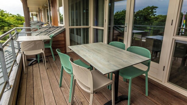 Outdoor dining - This beautiful apartment is ideal for a stay with friends or with the whole family. The space of this apartment gives you and your company enough freedom for a pleasant stay. (Midsland)